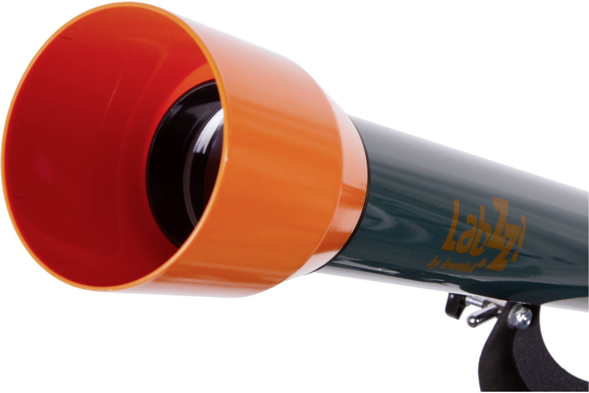 Ein einfaches Teleskop mit orangefarbener Linse und dunkelgrünem Tubus. Es eignet sich für astronomische Beobachtungen.