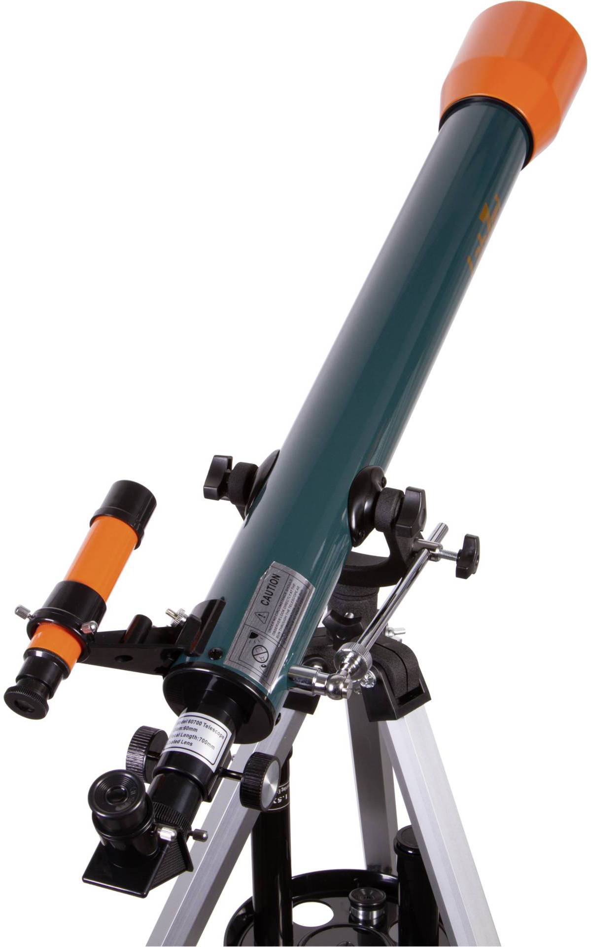 Ein langes, schlankes Teleskop mit einem orangefarbenen Okular und schwarz-silbernem Stativ ist zu sehen, geeignet für Sternbeobachtungen.