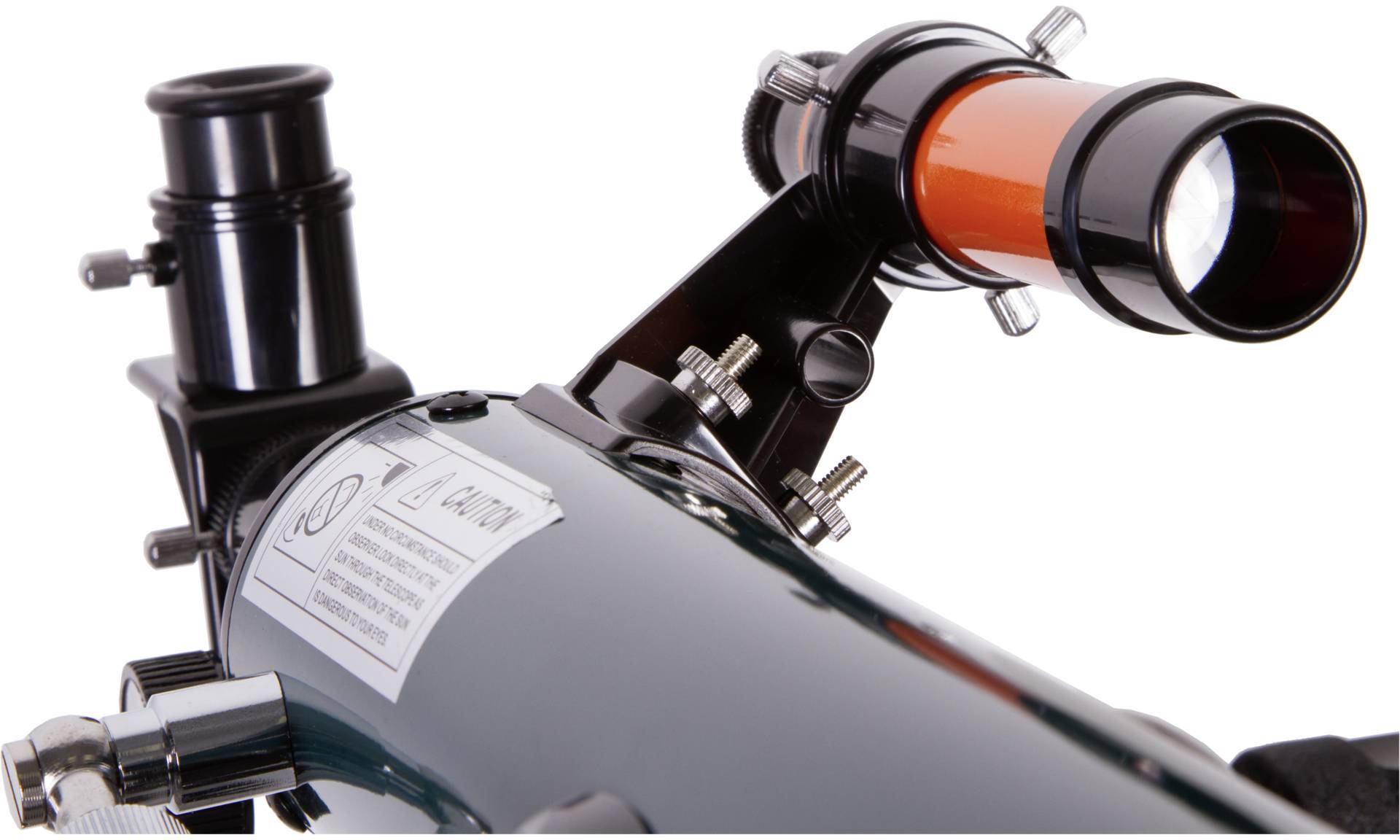 Ein Teleskop mit schwarzem und orangefarbenem Tubus, montiert auf einem Stativ, bereit zur astronomischen Beobachtung.