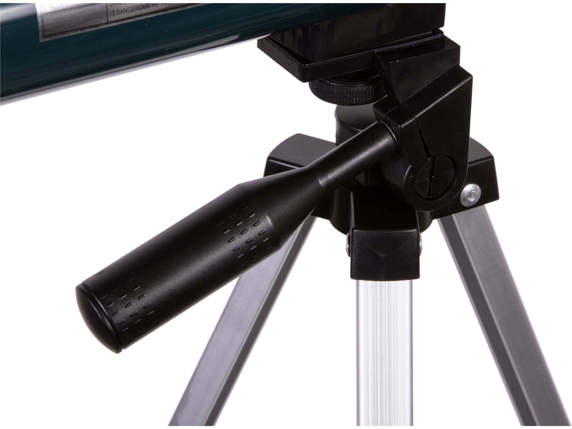 Ein schwarzes Teleskop auf einem silbernen Stativ mit verstellbarem Griff und Stützstruktur, geeignet für astronomische Beobachtungen.