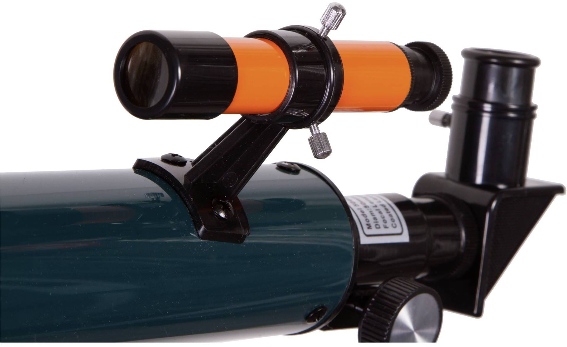 Ein grünes Teleskop mit orangenem Sucherfernrohr ist zu sehen.