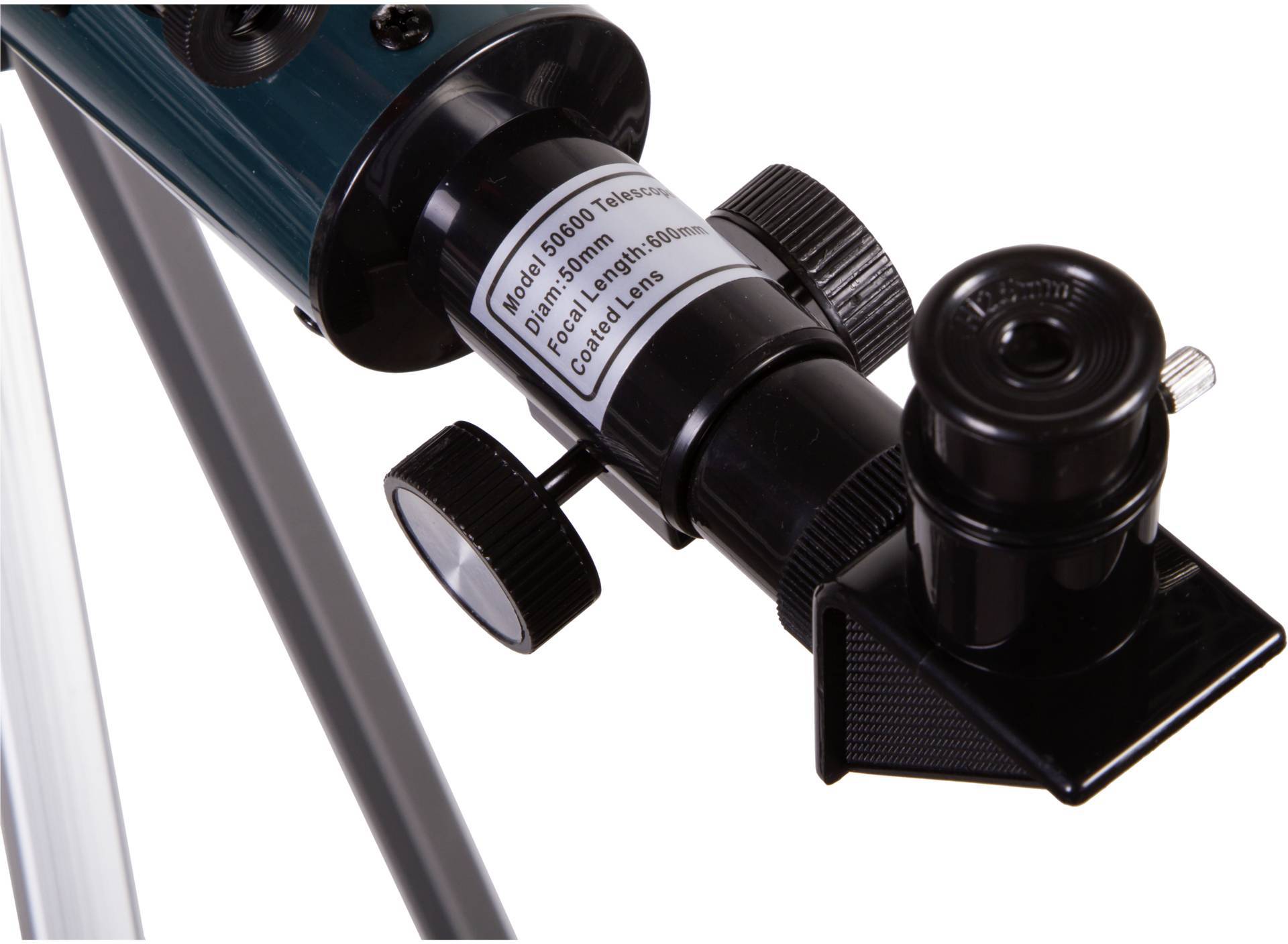 Nahaufnahme eines Teleskop-Okulars. Ein Etikett beschreibt Modell- und Linsenspezifikationen: 'Model 350X60, focus length 360mm, coated lens'.