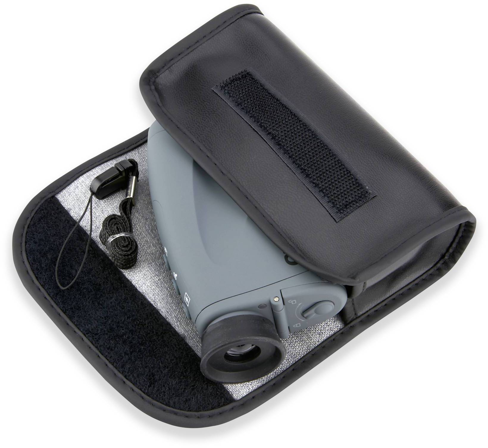 'Graues Fernglas in schwarzer Tasche mit Reißverschluss und Klettverschluss. Ein Ladegerät liegt daneben.'