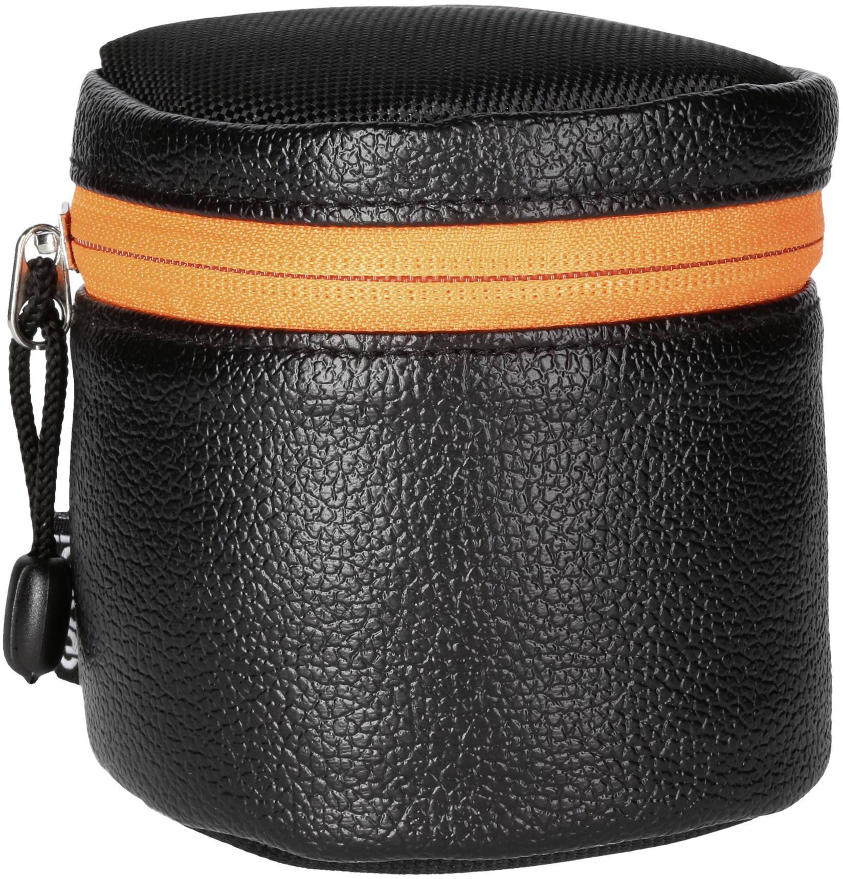 Schwarze zylindrische Tasche mit orangenem Reißverschluss und Trageschlaufe.