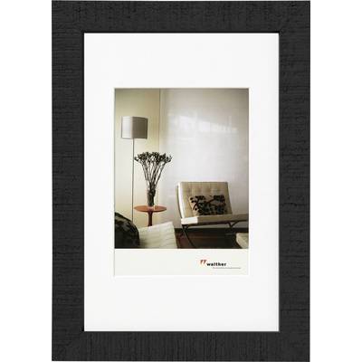 Ein elegant eingerichtetes Wohnzimmer mit einem Sessel, einem Couchtisch und einer Stehlampe. Im Hintergrund ist eine Pflanze zu sehen.