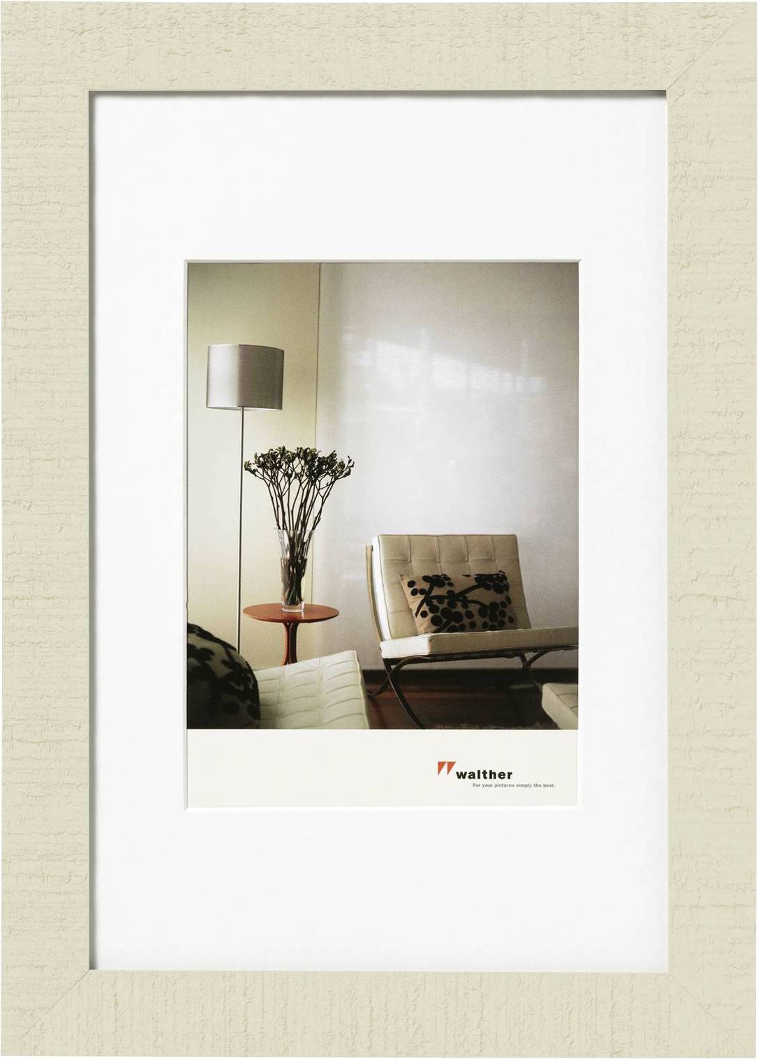 Ein Bild eines modernen Wohnzimmers mit einem Sessel, einem Tisch, einer Lampe und einer Vase mit Blumen, eingerahmt von Walther.