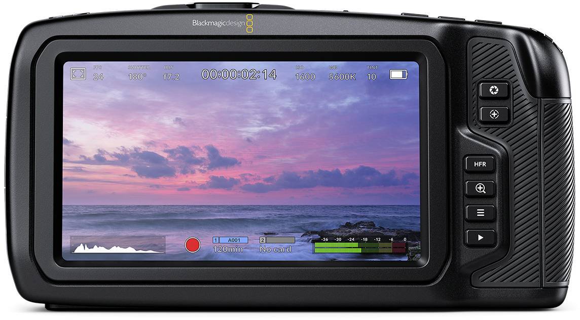 Eine Kamera mit Display zeigt einen Sonnenuntergang über dem Meer. Auf dem Display sind Aufnahme-Timer und Audio-Pegel sichtbar.
