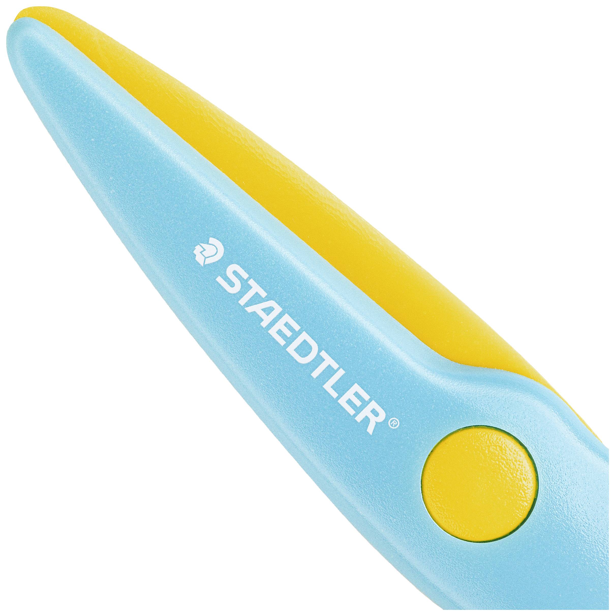Nahaufnahme einer gelb-blauen Schere mit der Aufschrift 'Staedtler', zeigt den Griff und das robuste Design.