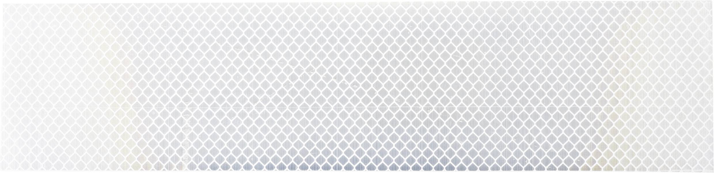 Dekoratives Muster mit sich wiederholenden weißen Rauten auf einem hellen Hintergrund.