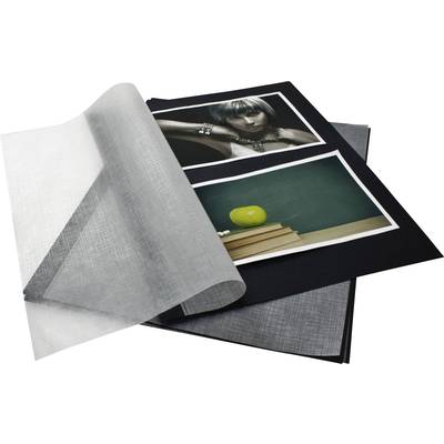 Offenes Fotoalbum mit zwei Fotos: Oben Porträt einer Frau, unten ein Stapel Bücher mit einem Apfel darauf. Transparentfolie dazwischen.