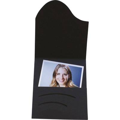 'Portraitfoto einer lächelnden Frau mit langem, blonden Haar in einem schwarzen Folder mit abgerundeter Klappe.'