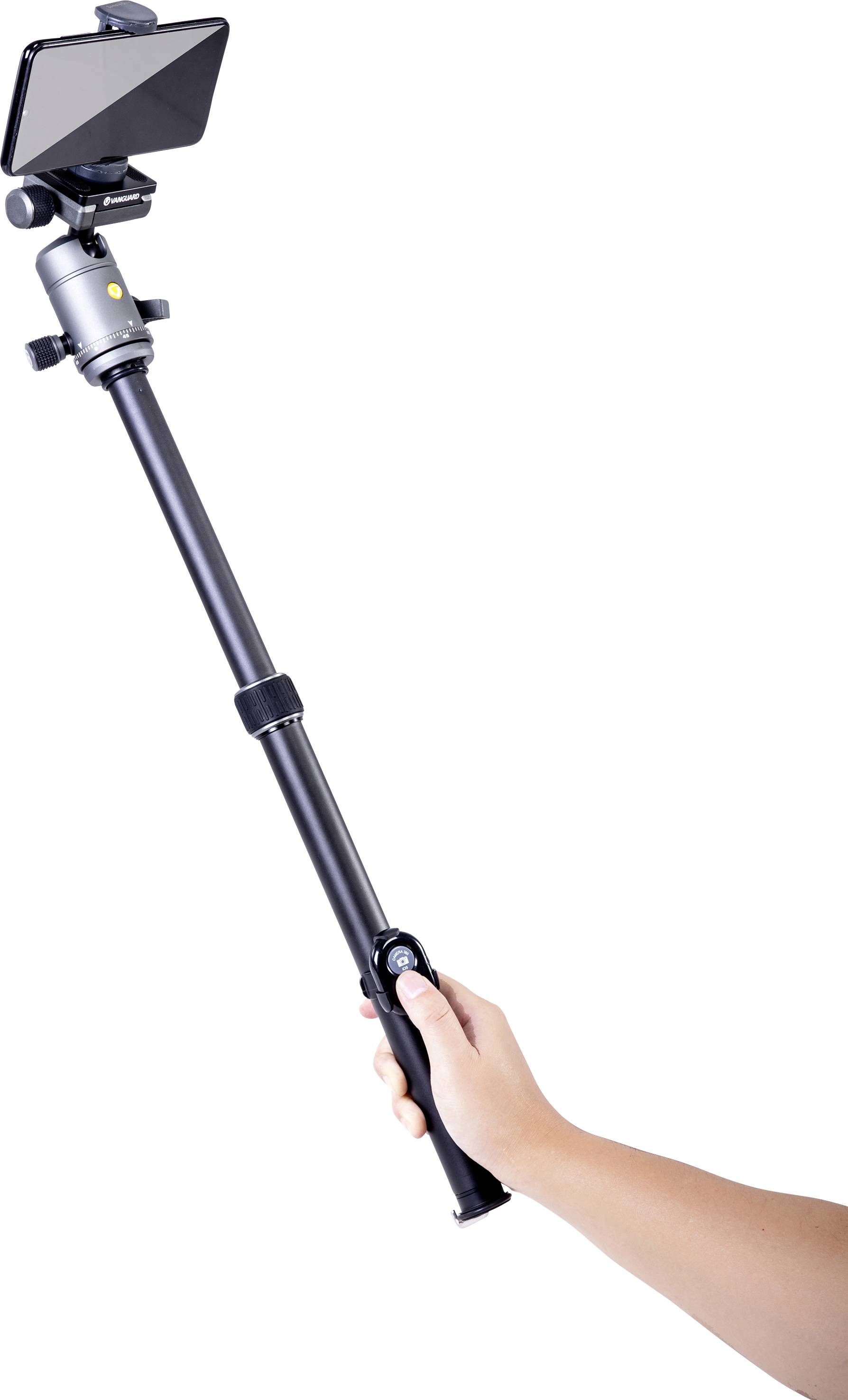 Eine Hand hält eine ausgestreckte Selfie-Stange mit einem daran befestigten Smartphone, vor einem weißen Hintergrund.