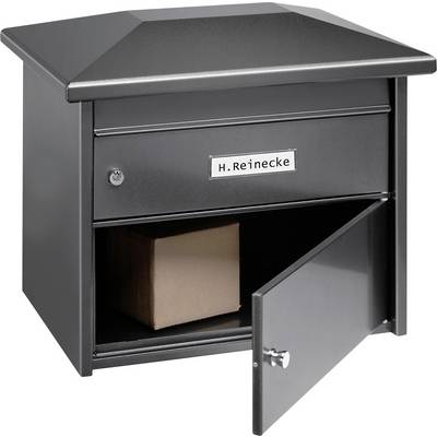 Geschlossener Briefkasten mit Namensschild 'H. Reinecke'. Die untere Tür ist offen, ein Paket ist sichtbar.