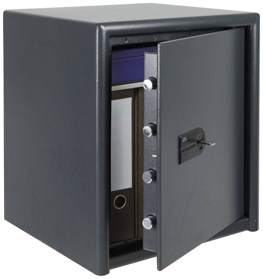 Ein geöffneter Tresor mit einem Aktenordner im Inneren. Der Tresor hat eine dunkelgraue Farbe, eine geöffnete Tür und ein Schlüssel steckt im Schloss.