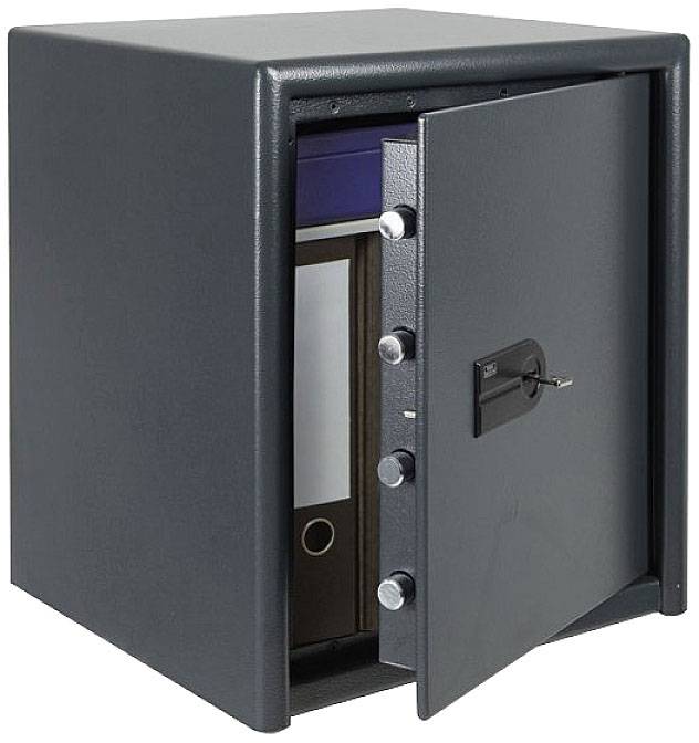 Ein geöffneter Tresor mit mehreren Aktenordnern im Inneren. Der Tresor hat dicke Wände und ein Schlüsselschloss.