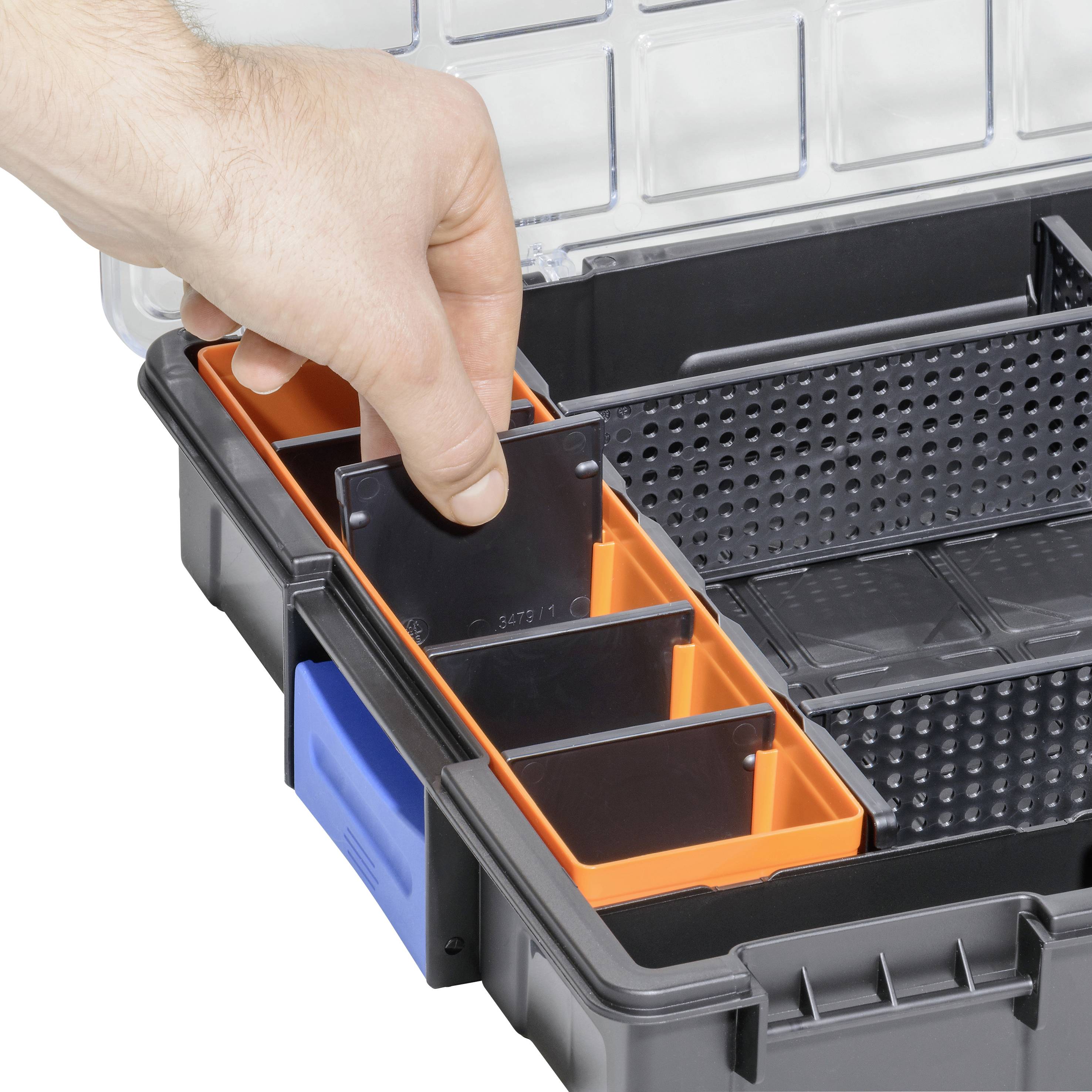 Hand setzt dünne Trennplatte in ein schwarzes Plastikeinsatzfach mit orangefarbenen Rändern in einem grauen Behälter.