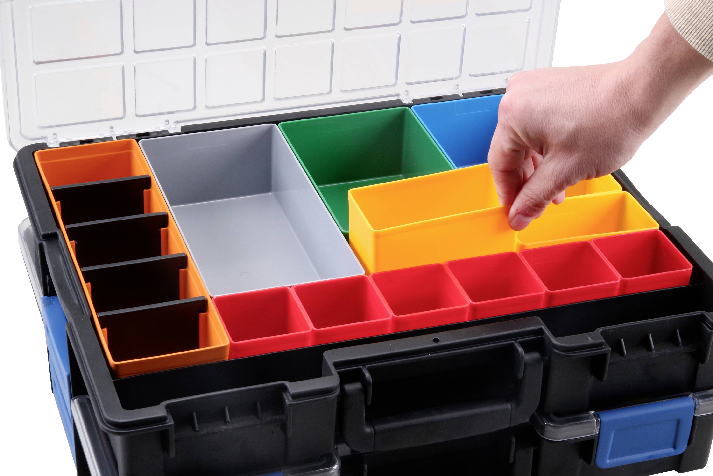 'Die Hand einer Person ordnet farbige Aufbewahrungsboxen in einem offenen Plastikwerkzeugkasten.'