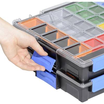 Ein Stapel Kunststoff-Aufbewahrungsboxen mit offenen Fächern, in denen bunte Schubladen organisiert sind. Eine Hand zieht eine blaue Schublade heraus.