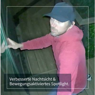 Eine Person in rotem Hoodie und schwarzer Kappe schaut in eine Überwachungskamera. Text im Bild: 'Verbesserte Nachtsicht & Bewegungsaktiviertes Spotlight.'