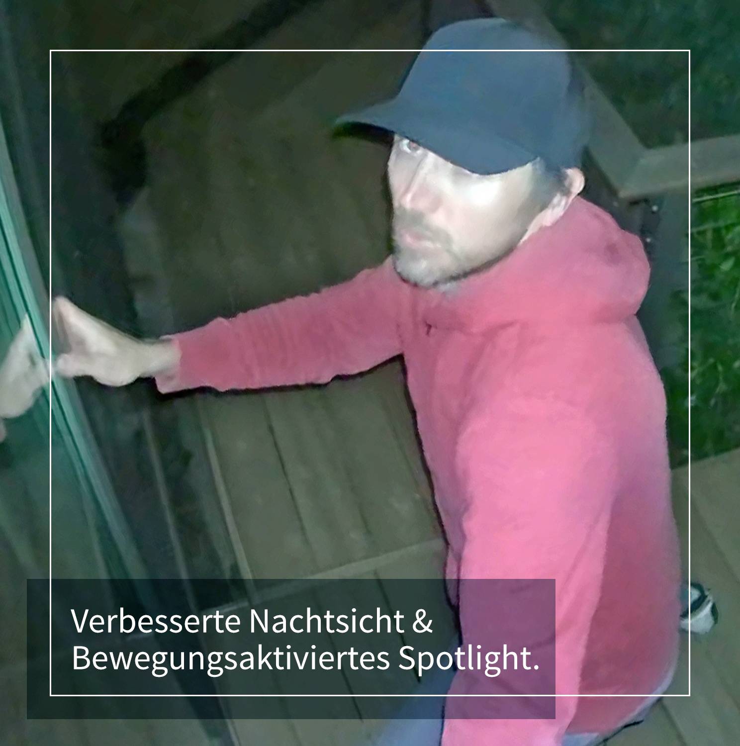 Ein Mann mit rotem Kapuzenpullover und Kappe schaut nach oben. Text im Bild: 'Verbesserte Nachtsicht & Bewegungsaktiviertes Spotlight'.