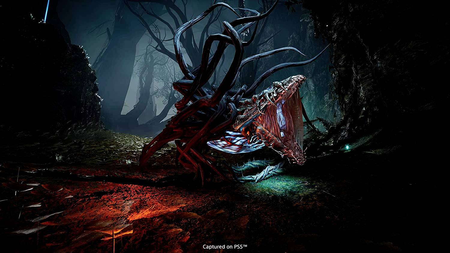 Ein fantastisches Wesen mit geöffneter, leuchtender Maul sitzt in einem düsteren, mystischen Wald. Dunkle Äste umgeben es.