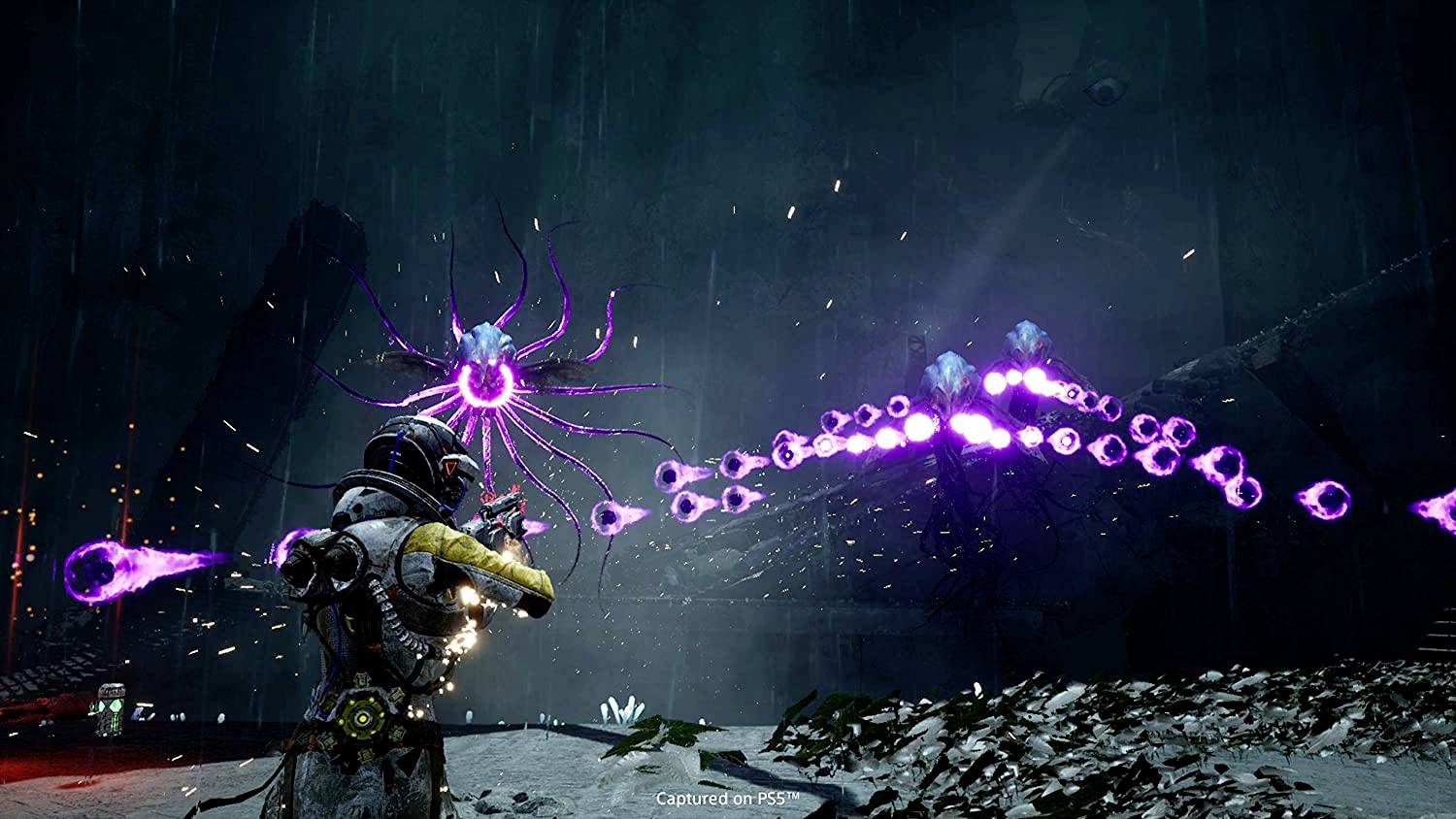 Ein Astronaut im futuristischen Anzug schießt mit einer Waffe auf leuchtende, schwebende Kreaturen in einer dunklen, außerirdischen Umgebung.