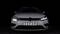 Ein weißes Auto mit leuchtenden Scheinwerfern steht frontal zu sehen vor einem schwarzen Hintergrund. Das Nummernschild zeigt 'OSRAM'.