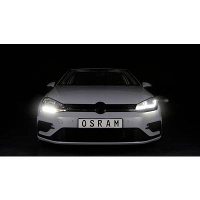 Ein weißes Auto mit eingeschalteten Scheinwerfern wird frontal gezeigt. Das Nummernschild trägt die Aufschrift 'OSRAM'.