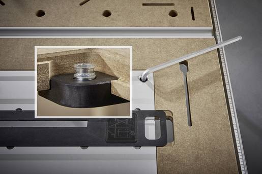 Nahaufnahme eines Holzverbindungssystems mit einer Metallschraube und einem beigelegten Inbusschlüssel zum Zusammenbau.