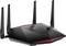 Ein moderner Router mit vier Antennen. Design in Schwarz und Rot. Geeignet für schnelles Internet und Gaming-Anwendungen.