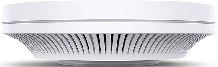 Ein weißer Rauchmelder an einer Decke, mit Lüftungsschlitzen rundum, bietet Sicherheit und frühzeitige Warnung bei Rauchentwicklung.