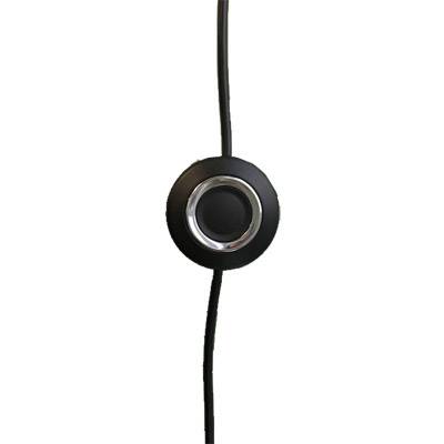 Schwarzer Ein-/Ausschalter mit rundem, silbernem Rahmen an einem Kabel.