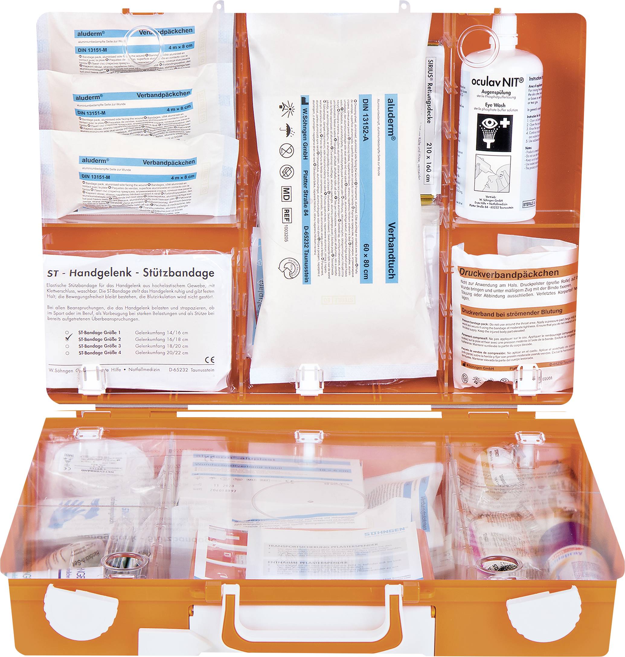 Offene orange Erste-Hilfe-Box mit Verbänden, Desinfektionsmittel und medizinischen Utensilien, die auf mehrere Fächer verteilt sind.