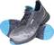 Zwei moderne Sicherheitsschuhe mit schwarzem und grauem Muster, blauen Sohlen und Schnürsenkeln. Schuhtyp: Komfortabel und strapazierfähig.