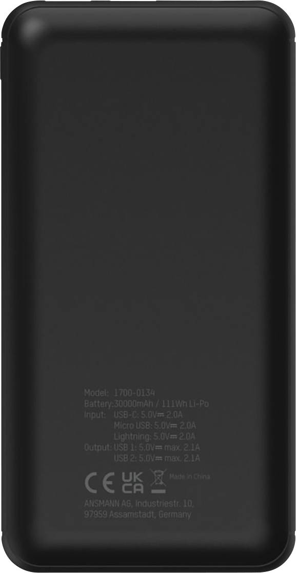 Eine schwarze Powerbank mit technischen Daten in heller Schrift: Modell, Batteriekapazität, Eingangs- und Ausgangsdetails, CE-Kennzeichnung.