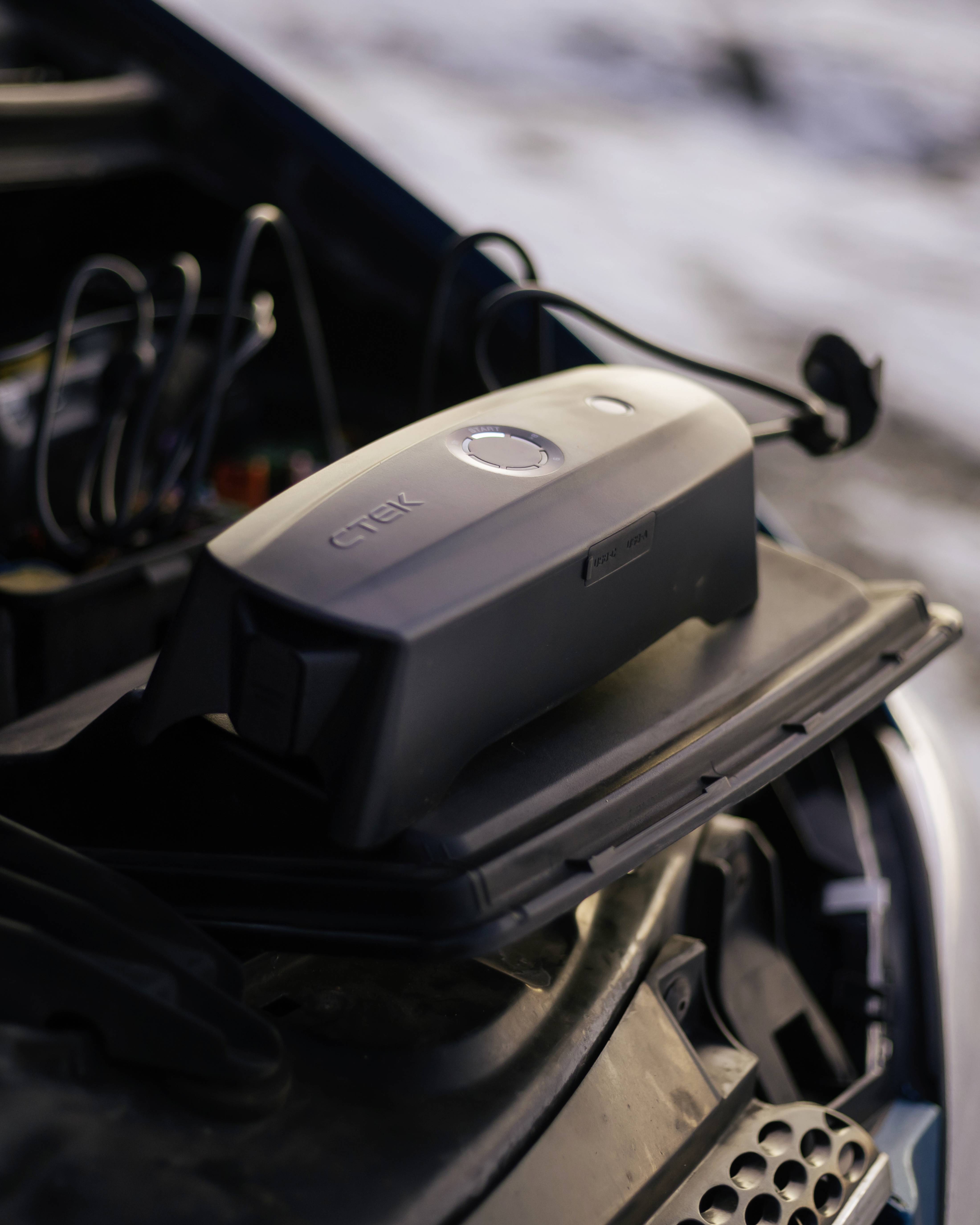 Ladegerät angeschlossen an Autobatterie.