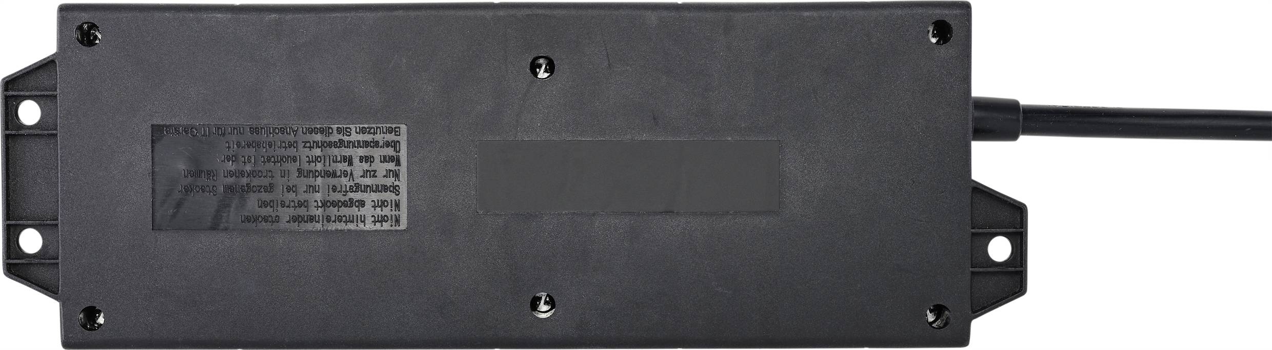 Ein schwarzes elektronisches Gerät mit mehreren Schrauben und einem Kabel an der Seite. Es hat ein Etikett mit unleserlichem Text.