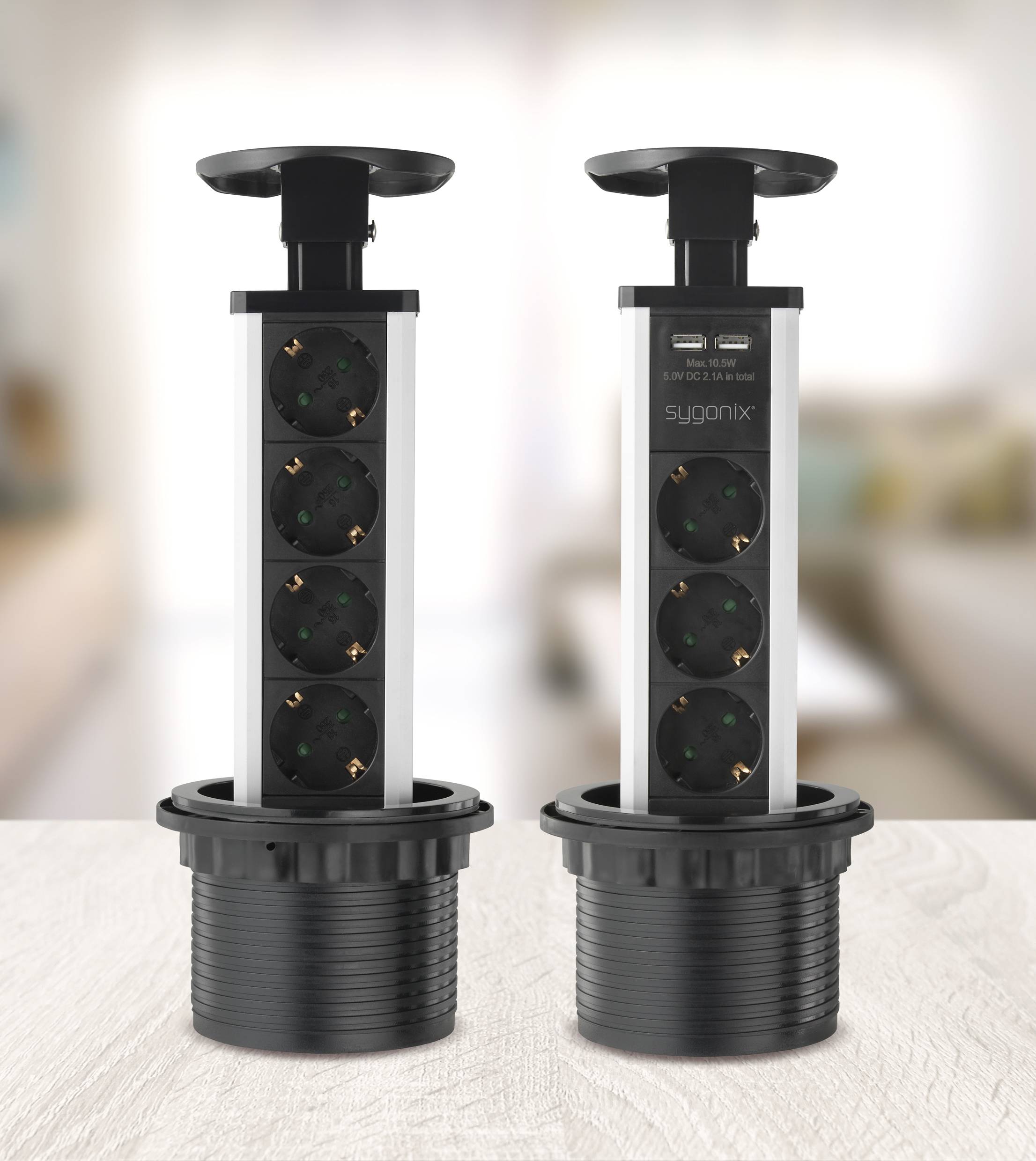 Zwei versenkbare Steckdosenleisten auf einem Tisch mit drei Steckdosen und zwei USB-Anschlüssen. Ideal für Büros oder Küchen.