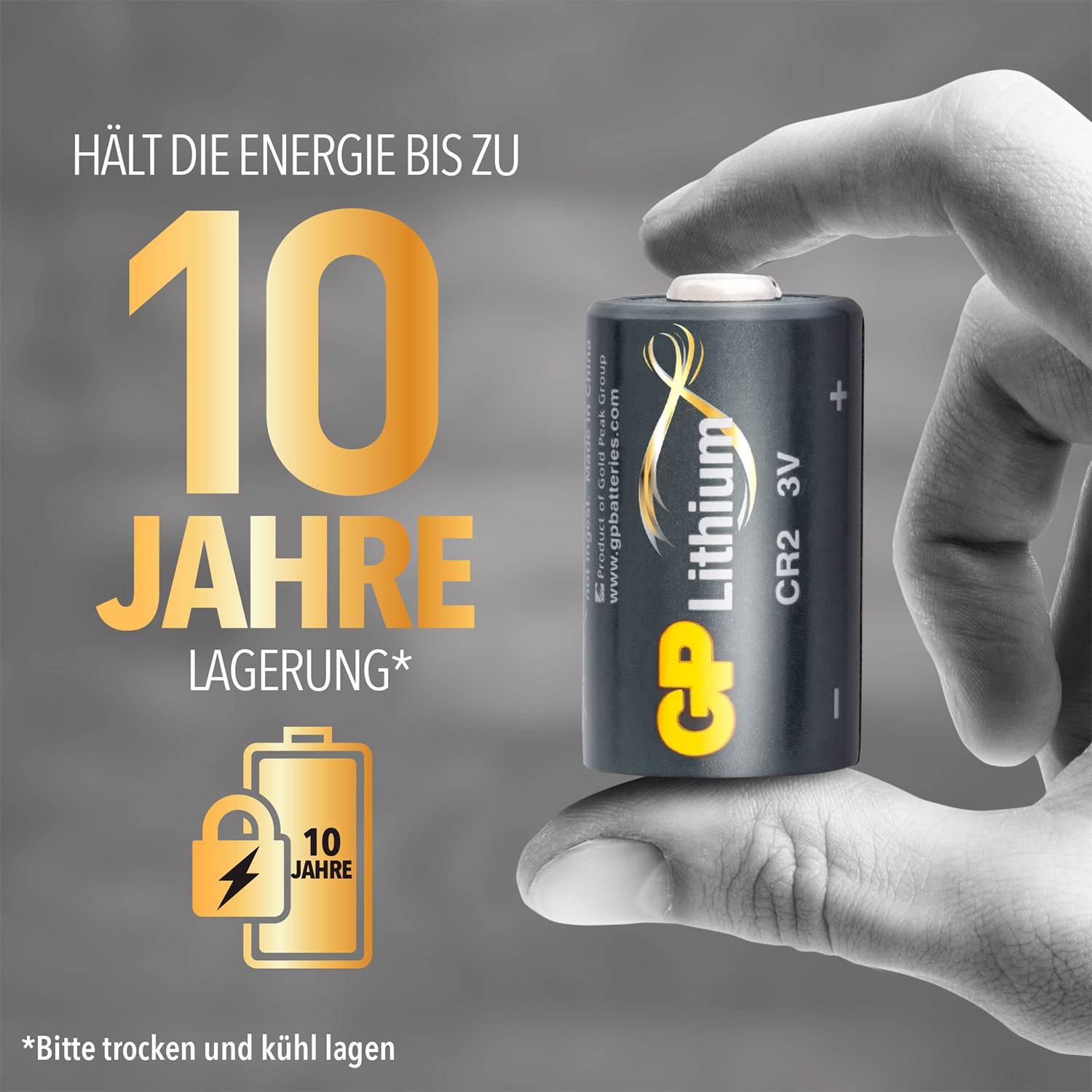 'Hand hält GP Lithium CR2 Batterie. Text: Hält die Energie bis zu 10 Jahre Lagerung. Symbol einer Batterie mit Schloss.'