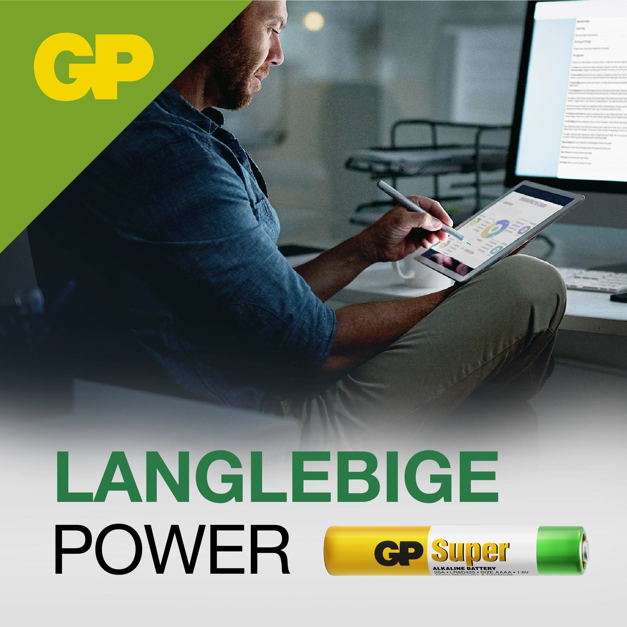 Eine Person sitzt am Tisch und hält ein Tablet in der Hand. Im Vordergrund sind Batterien der Marke 'GP' und der Text 'Langlebige Power'.