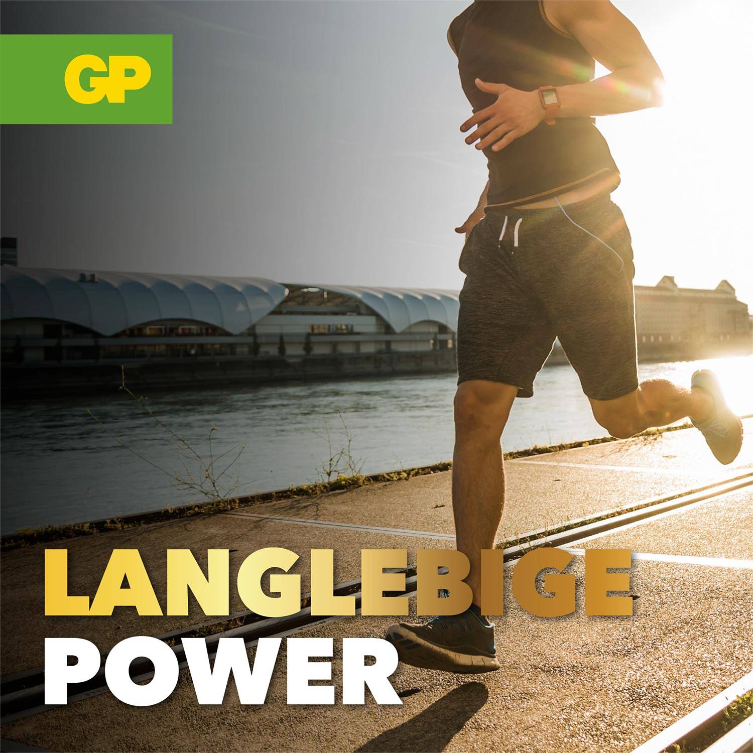 Person beim Joggen auf einer sonnigen Promenade, im Hintergrund ein modernes Gebäude. Text 'Langlebige Power'.