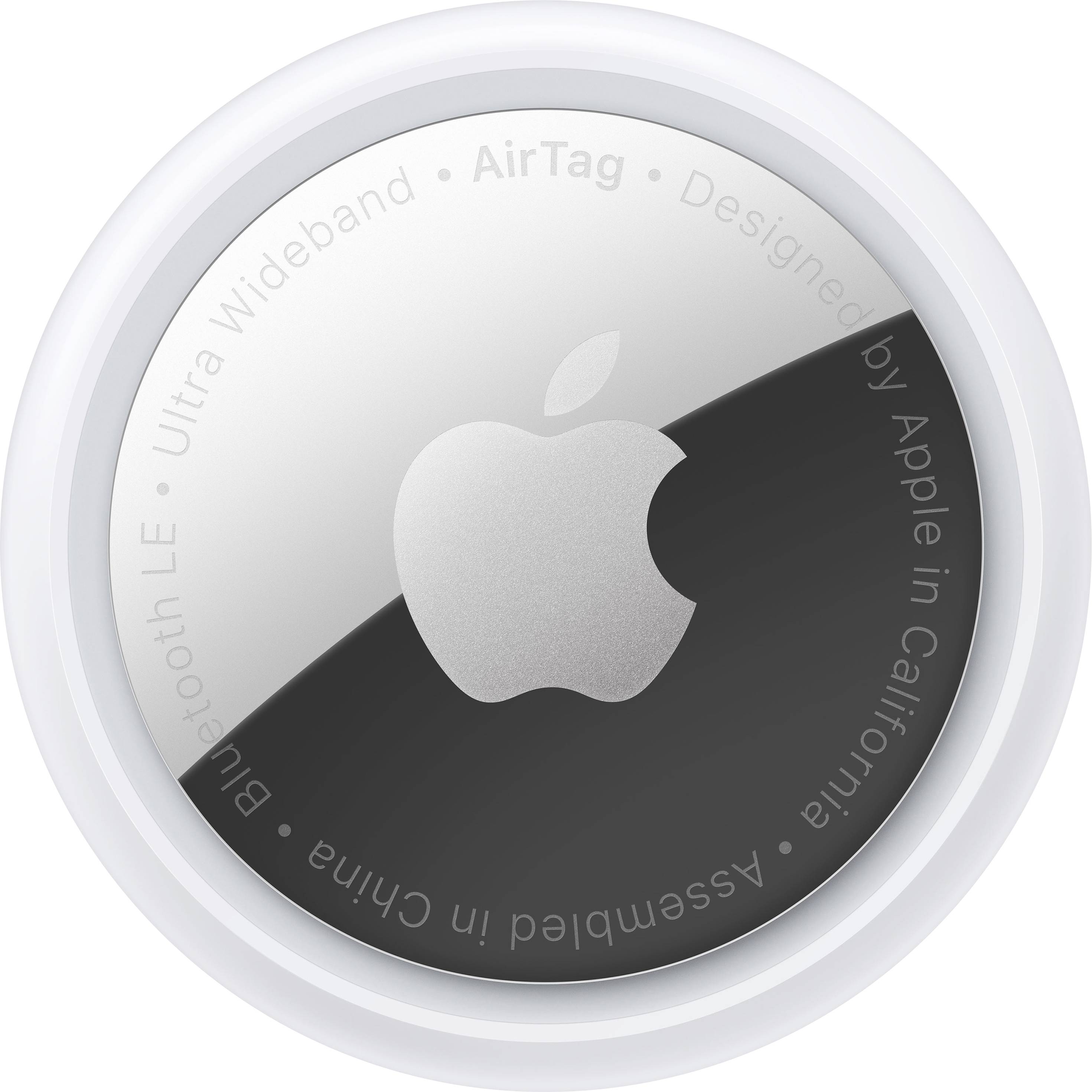Ein silberner Apple AirTag mit eingraviertem Apfel-Logo und dem Text 'AirTag - Designed by Apple in California - Assembled in China'.