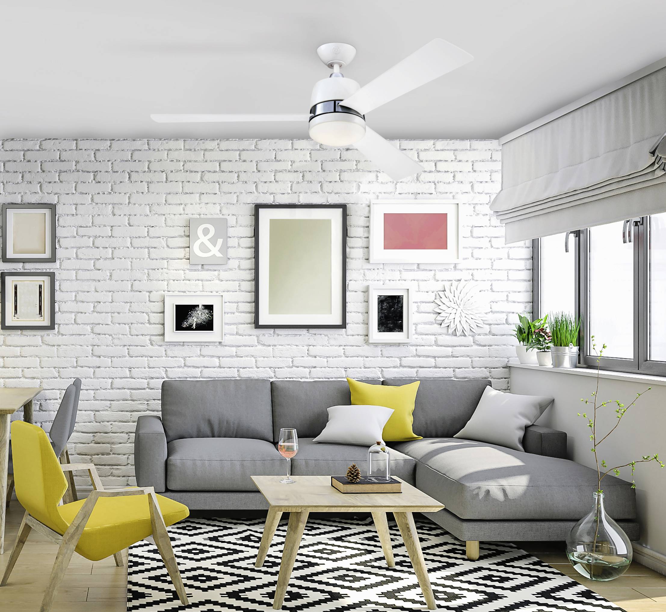 Helles Wohnzimmer mit grauem Sofa, gelben Kissen, gelben Stühlen und moderner Dekoration vor einer weißen Backsteinwand.