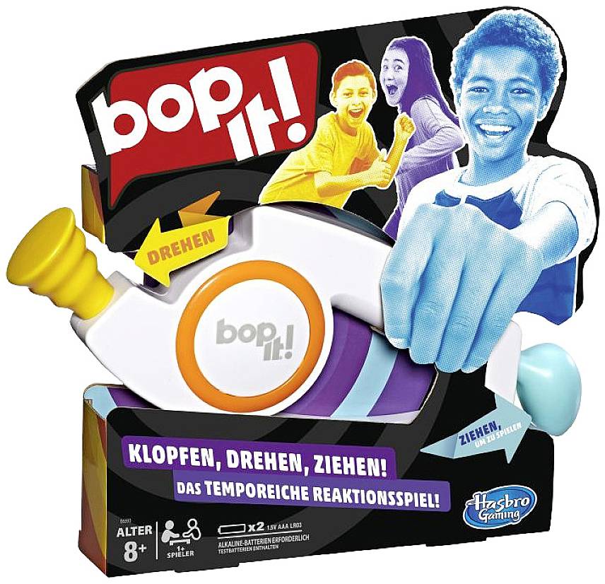 Spielzeugverpackung mit dem Text 'Bop It!'. Hauptmotiv: Drehen, Klopfen, Ziehen. Für Kinder ab 8 Jahren. Enthält zwei Kinder in Aktion.