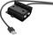 Ein schwarzes Akkuladegerät mit zwei Batteriefächern und einem USB-Kabel, das der Stromversorgung dient.