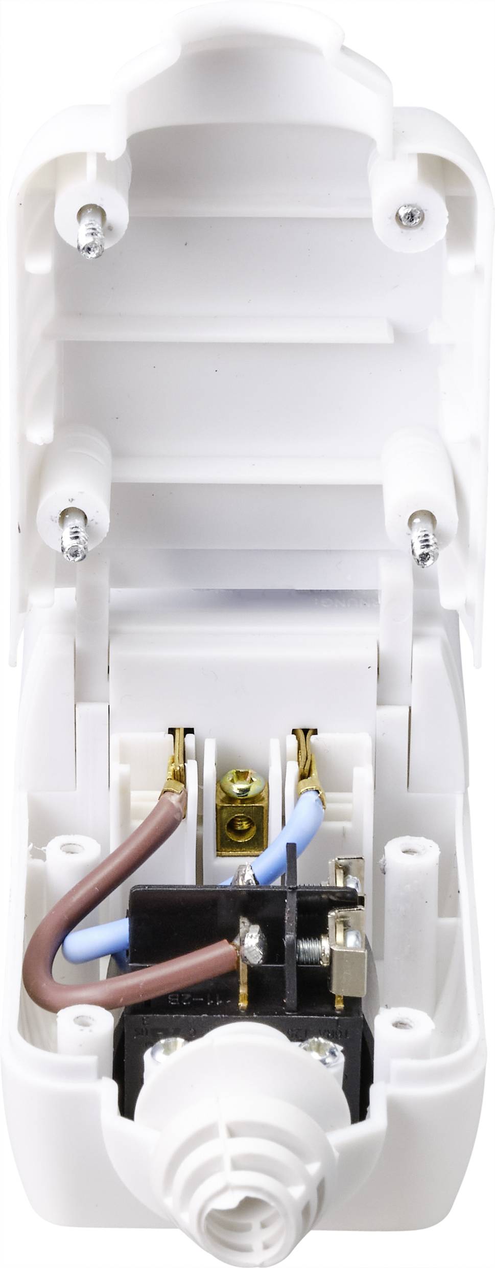 Offene weiße elektrische Steckdosenleiste, zeigt interne Verkabelung und Metallkontakte. Im Fokus steht die Verbindungsstruktur.