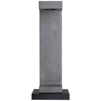 Eine graue, rechteckige Steinsäule auf einem schwarzen Sockel.