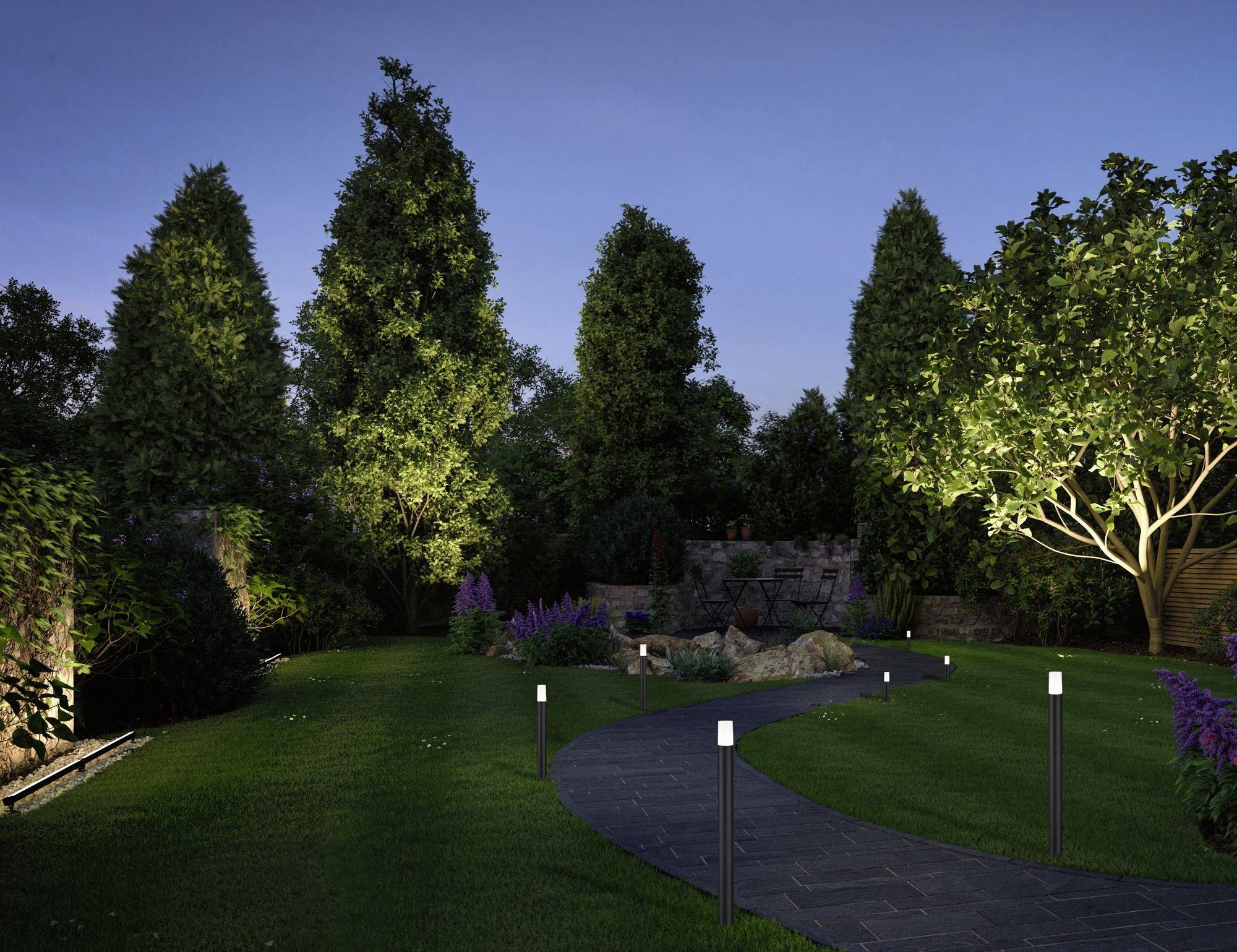 Ein Garten bei Abenddämmerung, beleuchtet von kleinen Laternen entlang eines gepflasterten Weges. Hohe Bäume und blühende Pflanzen umrahmen die Szene.