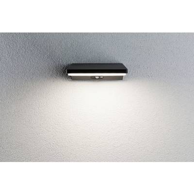 LED-Außenwandleuchte an weißer Wand, strahlt Licht in verschiedenen Richtungen aus.