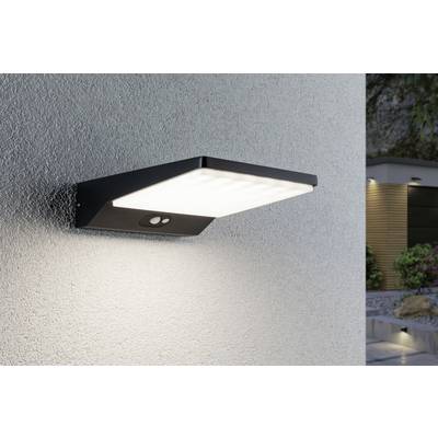 Außenleuchte mit Bewegungssensor an einer Wand; leuchtet auf Terrasse oder Garten, sorgt für Beleuchtung und Sicherheit bei Dunkelheit.